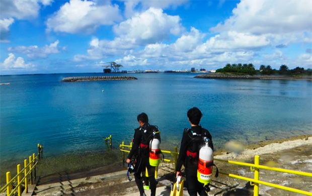 限定水域実習（足が着くような浅い海で行なう実習）